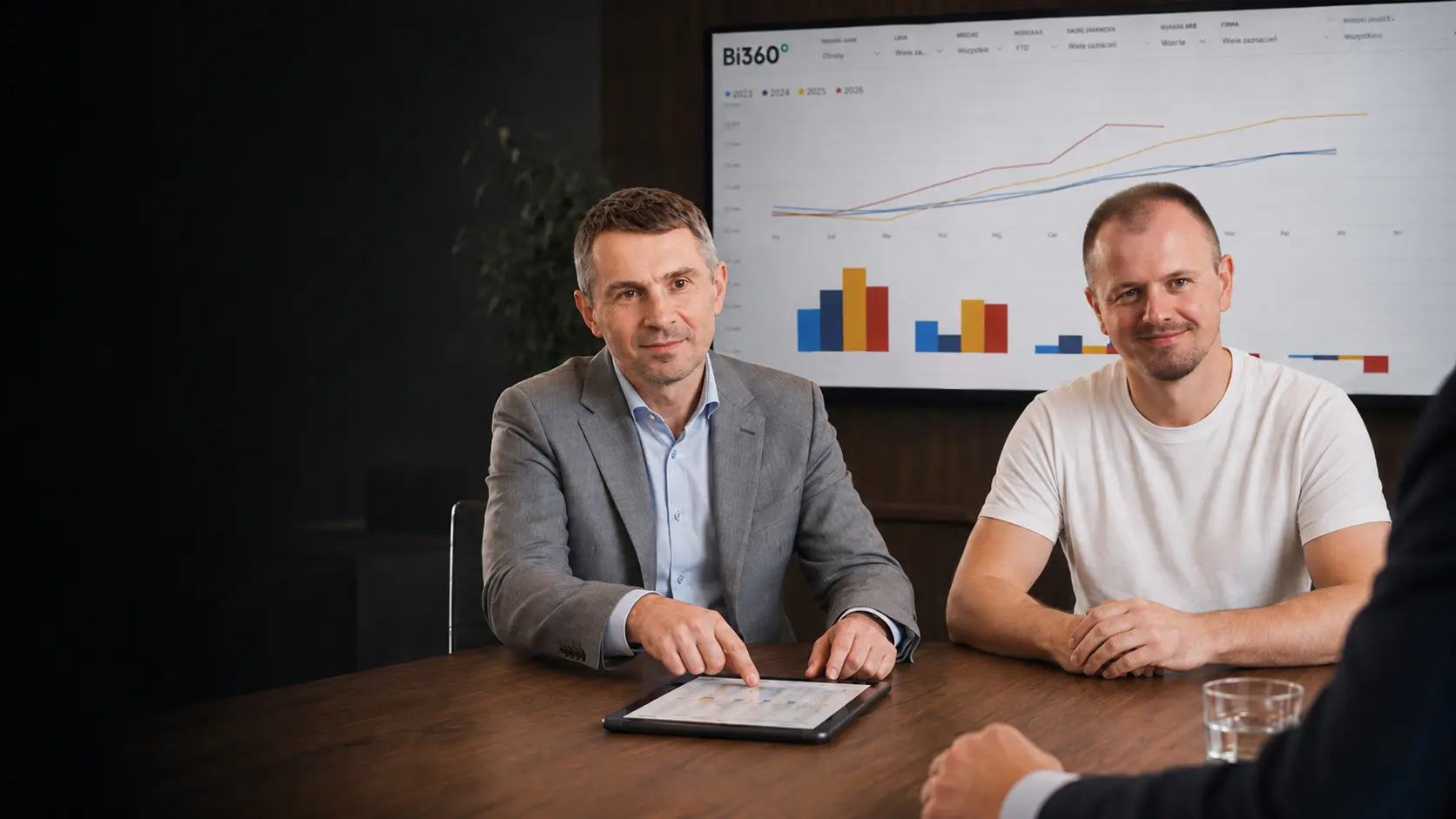 Zespół Bi360 podczas rozmowy o wynikach firmy
